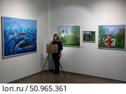 Художник Ирина Дивисенко у своих картин. Редакционное фото, фотограф Дмитрий Неумоин / Фотобанк Лори
