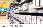 A store aisle with a variety of pots and pans on display. Russia. Moscow. 02.08.25. Редакционное фото, фотограф Ярославский Максим / Фотобанк Лори