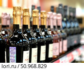 A row of wine bottles on a shelf, including a bottle of Ano. Russia. Moscow. 02.08.25. Редакционное фото, фотограф Ярославский Максим / Фотобанк Лори