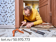Plumber installs compression fitting positioning compression sleeve on multilayer pipe preparing pipe end for firm mechanical connection. Стоковое фото, фотограф Владимир Григорьев / Фотобанк Лори