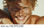 Captivating close-up of a smiling individual, their tanned complexion and golden curls bathed in warm, natural light. Стоковое AI-видео, аниматор Данила Большаков / Фотобанк Лори