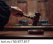 Рука судьи с молоточком в зале суда. Стоковое AI-изображение, AI-художник Марина Семенова / Фотобанк Лори