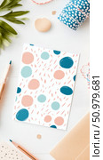 Abstract Pastel Circles and Dashes Pattern on Notecard: Flat Lay Stationery Mockup. Стоковое AI-изображение, AI-художник Данила Большаков / Фотобанк Лори