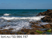 View of the coast of the city with the ocean floor exposed at low tide on a sunny summer day, Saint-Malo, Brittany, France. Стоковое фото, фотограф Ula Ulachka / Фотобанк Лори