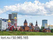 Храмовый комплекс трех разных конфессий в Нижнем Новгороде. Редакционное фото, фотограф Илья Старков / Фотобанк Лори