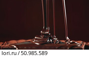 Rich and Decadent, Drizzling Chocolate Sauce Over Dessert with a Tempting Glossy Finish. Стоковое AI-видео, аниматор Лариса Пономарева / Фотобанк Лори