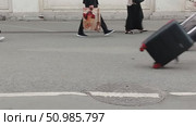 Ноги людей, которые идут по асфальту, многие люди с чемоданами. the feet of people walking on the asphalt, many people with suitcases. Стоковое видео, видеограф Наталья Пеньшина / Фотобанк Лори