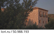 Golden rays bathing rustic stone villa surrounded by olive groves, capturing tranquil Andalusian landscape during late afternoon light. Стоковое AI-видео, аниматор Данил Руденко / Фотобанк Лори