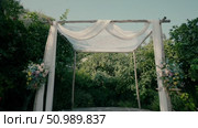 Chuppah in a beautiful garden. Стоковое видео, видеограф Tatiana Malinsky / Фотобанк Лори