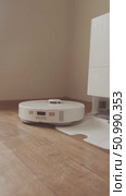 Automatic cleaning saves time for important tasks making daily home care faster and more efficient with smart technology. Стоковое видео, видеограф Svetlana Golovco / Фотобанк Лори