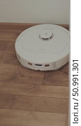Full cleaning cycle robot vacuums and mops floors automatically for a spotless home without any effort every day. Стоковое видео, видеограф Svetlana Golovco / Фотобанк Лори