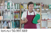 Man seller advertises liquid detergent. Стоковое видео, видеограф Яков Филимонов / Фотобанк Лори