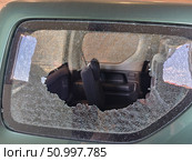 Thief broken car window. Criminal incident and vandalism on the city streets. Стоковое фото, фотограф Сергей Пристяжнюк (Serg Zastavkin) / Фотобанк Лори