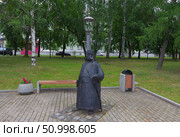 Жанровая скульптура Городовой. Набережная Тагильская Лагуна, Нижний Тагил, Свердловская область. Редакционное фото, фотограф Алексей Иванов / Фотобанк Лори