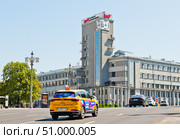 Желтое такси рядом с главным офисом компании РЖД. Москва. Россия. Редакционное фото, фотограф E. O. / Фотобанк Лори