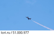 Military aircraft performs steep vertical climb with vapor trail marking its path through bright blue sky, emphasizing precision of modern aerobatic maneuvers during demonstration. Стоковое видео, видеограф Strunov David / Фотобанк Лори