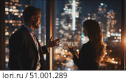 Couple enjoying a city skyline view while discussing life and dreams at night. Стоковое AI-видео, аниматор Сергей Толмачёв / Фотобанк Лори