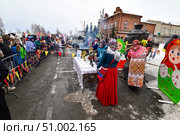 Женщина предлагает горячий чай из самовара. Масленица. Город Ялуторовск Тюменская область. Редакционное фото, фотограф Александр Тараканов / Фотобанк Лори
