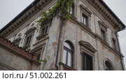 Climbing vegetation covering weathered stone facade of historic Roman building, revealing architectural aging and natural reclamation process. Стоковое AI-видео, аниматор Данил Руденко / Фотобанк Лори
