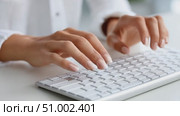 Woman office worker typing on white keyboard. Стоковое AI-видео, аниматор Юрий Поздников / Фотобанк Лори