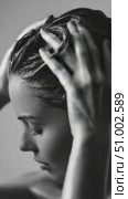 Woman washing hair with shampoo foam in black and white. Стоковое AI-видео, аниматор Юрий Поздников / Фотобанк Лори