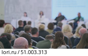 Audience attending a business conference with speakers on stage. Стоковое видео, видеограф Антон Гвоздиков / Фотобанк Лори