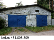 Гараж с ярко синими дверьми. Стоковое фото, фотограф Boostport / Фотобанк Лори