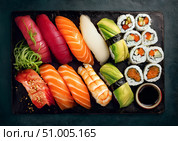 Ассорти суши с морепродуктами и авокадо на чёрной доске, крупный план. Стоковое AI-изображение, AI-художник Владимир Трубицын / Фотобанк Лори