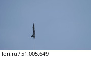 Fighter Jet Performing Aerial Maneuvers Against Clear Sky. Стоковое видео, видеограф Данил Руденко / Фотобанк Лори