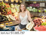 Young woman shopping in vegetable store and buy melon. Стоковое фото, фотограф Яков Филимонов / Фотобанк Лори