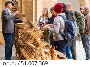 View of tourists in the souvenir shop in Itchan Kala (2022 год). Редакционное фото, фотограф Юлия Белоусова / Фотобанк Лори