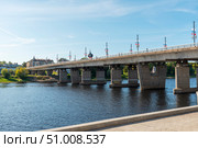 Ольгинский мост через реку Великую. Псков (2019 год). Редакционное фото, фотограф Александр Щепин / Фотобанк Лори