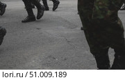 Colombian soldiers marching to war, Armed troops advancing through rural terrain, Military deployment in conflict zone. Стоковое видео, видеограф ALEJANDRO PEREZ ALVARES / Фотобанк Лори
