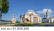 Собор Бориса и Глеба, церковь Введения во храм Святой Богородицы и Свечная башня. Борисоглебский монастырь. Торжок. (июль 2025 год) Стоковое фото, фотограф Юрий Кирсанов / Фотобанк Лори