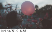 Joyful moments shared between a mother and child with a balloon at sunset in a park. Стоковое AI-видео, аниматор Сергей Толмачёв / Фотобанк Лори