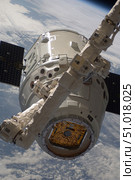 The SpaceX Dragon commercial cargo craft during grappling operations with Canadarm2. Стоковое фото, фотограф Stocktrek Images, Inc. / ТАСС / Фотобанк Лори