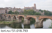 Picturesque landscape with a view of the ancient bridge over the Tarn River in the city of Albi, France. Стоковое видео, видеограф Яков Филимонов / Фотобанк Лори