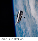 Hubble Space Telescope backdropped by the horizon of the blue and white Earth. Стоковое фото, фотограф Stocktrek Images, Inc. / ТАСС / Фотобанк Лори