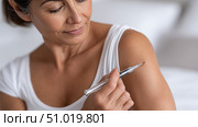 Close-up of Hands Injecting Insulin Pen into Abdomen, GLP-1 Self-Injection Concept. Стоковое AI-изображение, AI-художник Katsiaryna Repich / Фотобанк Лори