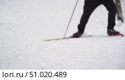 Cross-country skiers on the ski track in the park. Стоковое видео, видеограф Igor Skripachev / Фотобанк Лори