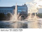LIPETSK, RUSSIA - MAY 9, 2022: Fountain in the city center at sunset. Редакционное фото, фотограф Наталия Кирсанова / Фотобанк Лори