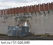 Пролом в восточной стене. Далматовский Свято-Успенский мужской монастырь. Город Далматово, Курганская область. Редакционное фото, фотограф Алексей Иванов / Фотобанк Лори