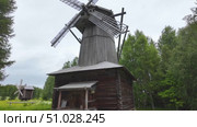 Antique wooden windmill in the countryside in summer. Стоковое видео, видеограф Виктор Тихонов / Фотобанк Лори