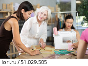 Adult woman teacher explains to group how to draw pattern. Стоковое фото, фотограф Яков Филимонов / Фотобанк Лори