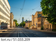 Городская улица с трамвайными путями и церковью (Ильинская, Нижний Новгород) Редакционное фото, фотограф Илья Старков / Фотобанк Лори