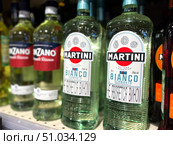 A row of Martini liquor bottles on a shelf. Russia. Moscow. 08.08.25. Редакционное фото, фотограф Ярославский Максим / Фотобанк Лори