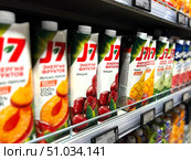 A row of J7 juice cartons are on a shelf. Russia. Moscow. 08.08.25. Редакционное фото, фотограф Ярославский Максим / Фотобанк Лори