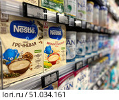 A shelf of baby food, including Nestle, is displayed in a store. Russia. Moscow. 08.08.25. Редакционное фото, фотограф Ярославский Максим / Фотобанк Лори