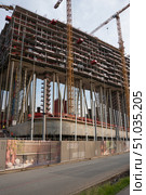 Moscow, Russia - July 18, 2025: Construction of the high-rise residential complex Badaevsky on Taras Shevchenko Embankment. Редакционное фото, фотограф Софья Соломонова / Фотобанк Лори