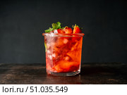 Коктейль на основе рома с клубникой. Алкогольный и безалкогольные коктейли. Малая глубина резкости. Стоковое фото, фотограф Андрей Пустякин / Фотобанк Лори